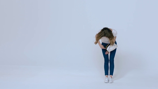 Video Reference: Jeans, Sleeve, Gesture, Knee, Waist, Thigh, Denim, Street fashion, Happy, Elbow