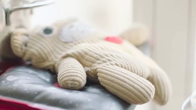 Video Reference: Comfort, Toy, Beige, Woolen, Stuffed toy, Linens, Baby Products, Pattern, Wood, Wool