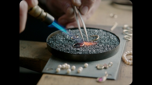 Video Reference: Gas, Font, Audio equipment, Machine, Jewellery, Circle, Automotive tire, Cooking, Auto part, Engineering