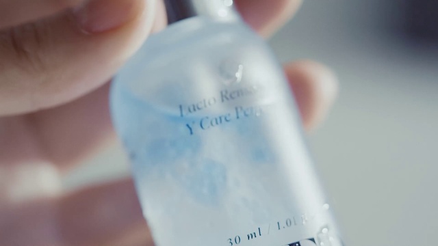 Video Reference: Hand, Bottle, Fluid, Cloud, Gesture, Finger, Thumb, Nail, Handwriting, Liquid