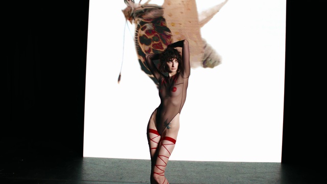 Video Reference: Leg, Sleeve, Gesture, Thigh, Performing arts, Entertainment, Knee, Art, Fashion design, Dance
