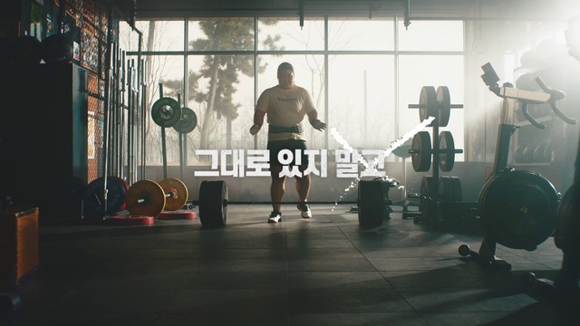 Video Reference: Building, Shorts, Standing, Gym, Flooring, Event, Knee, Human leg, Physical fitness, Metal