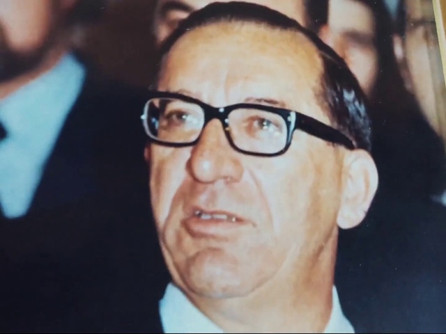 Video Reference: Forehead, Nose, Hair, Glasses, Cheek, Chin, Vision care, Eyebrow, Eyewear, Jaw