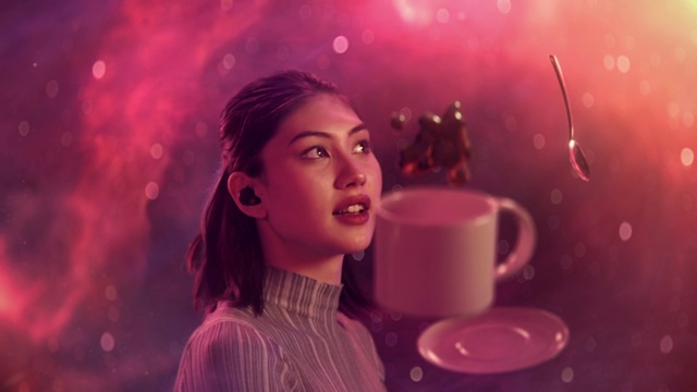 Video Reference: Lip, Hairstyle, Purple, Flash photography, Tableware, Microphone, Drinkware, Entertainment, Pink, Happy