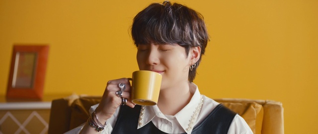 Video Reference: Nose, Chin, Eyebrow, Drinkware, Eyelash, Ear, Neck, Jaw, Cup, Gesture