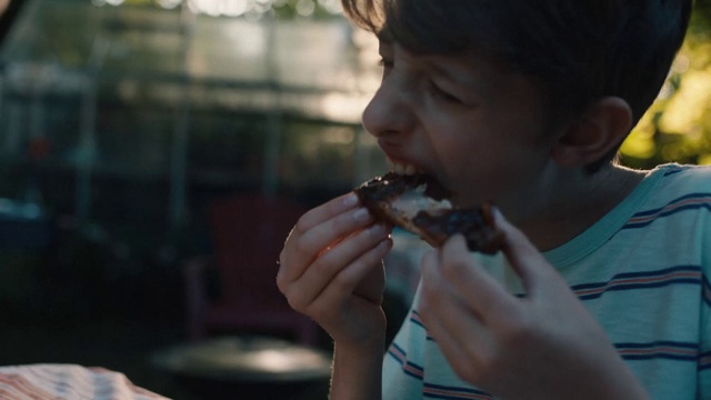 Video Reference: Food, Hand, Mouth, Food craving, Gesture, Finger, Biting, Thumb, Cuisine, Fast food