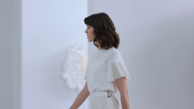 Video Reference: Hairstyle, Neck, Flash photography, Sleeve, Waist, Gesture, Happy, Grey, Street fashion, Fashion design