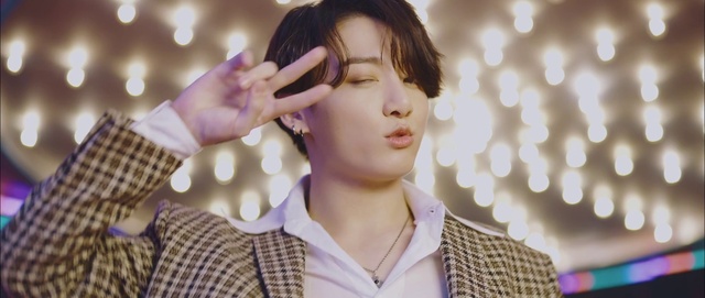 Video Reference: Lip, Glasses, Hairstyle, Photograph, Eyebrow, Eyelash, Ear, Flash photography, Neck, Jaw