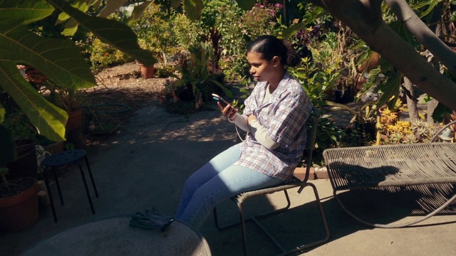 Video Reference: Plant, Sunlight, Thigh, Leisure, Outdoor furniture, Grass, Tints and shades, Grass family, Shade, Knee