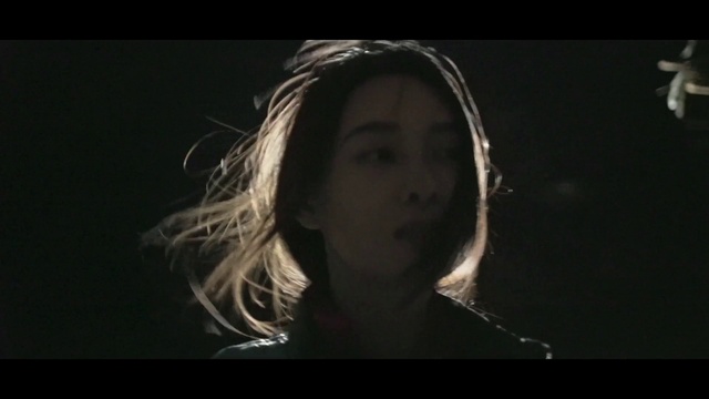 Video Reference: Eyelash, Flash photography, Jaw, Entertainment, Eyewear, Darkness, Layered hair, Monochrome photography, Monochrome, Jewellery