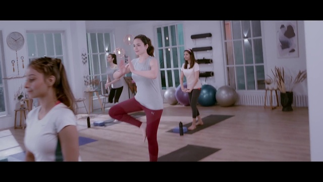 Video Reference: Joint, Shoulder, Flash photography, Thigh, Performing arts, Dance, Entertainment, Houseplant, Sportswear, Leisure