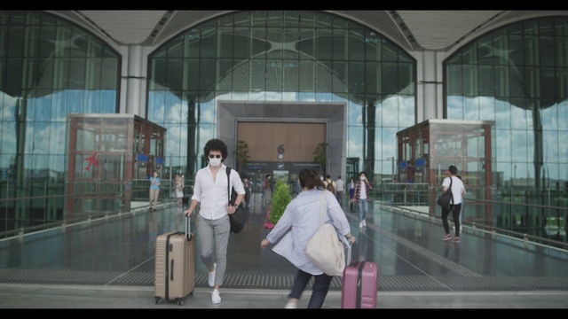 Video Reference: World, Building, Luggage and bags, Bag, Leisure, Event, City, Glass, Travel, Pedestrian
