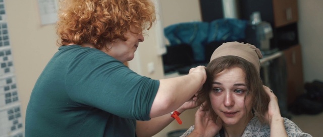 Video Reference: Hair, Hairstyle, Shoulder, Arm, Eyelash, Organ, Ear, Gesture, Makeup artist, Personal grooming
