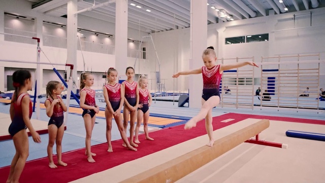 Video Reference: Shorts, Swimwear, Thigh, Sportswear, Competition event, Sports, Athlete, Leisure, Flooring, Recreation