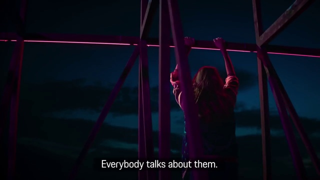 Video Reference: Flash photography, Entertainment, Performing arts, Magenta, Electric blue, Event, Darkness, Performance art, Performance, Symmetry