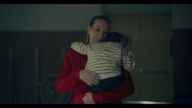 Video Reference: Shoulder, Flash photography, Sleeve, Gesture, Happy, Comfort, Elbow, Trunk, Abdomen, Event