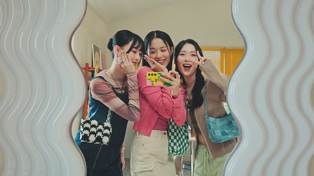 Video Reference: Skin, Smile, Facial expression, Temple, Happy, Gesture, Pink, Fun, Leisure, Travel