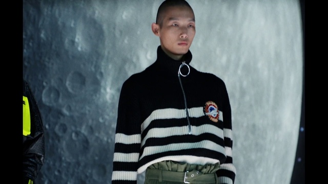 Video Reference: Shoulder, Flash photography, Sleeve, Street fashion, Cool, T-shirt, Jersey, Audio equipment, Fun, Sportswear