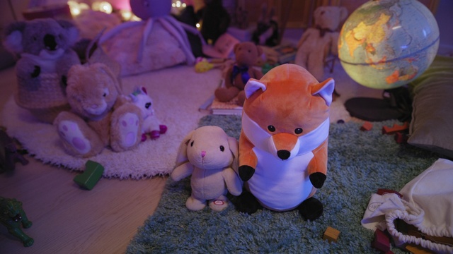 Video Reference: Vertebrate, Toy, Purple, Textile, Organism, Lighting, Mammal, Pink, Social group, Fun