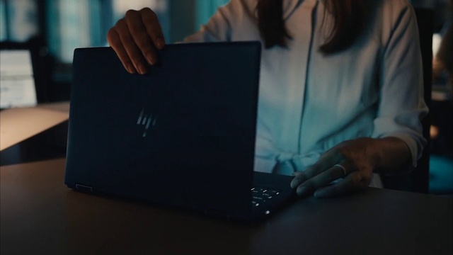 Video Reference: Computer, Hand, Personal computer, Laptop, Netbook, Input device, Gadget, Gesture, Finger, Output device