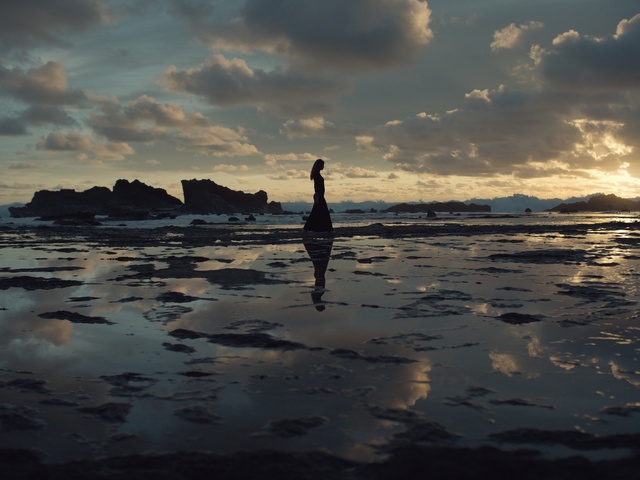 Video Reference: Water, Cloud, Sky, Coastal and oceanic landforms, Dusk, Liquid, Sunset, Horizon, Beach, Wind wave