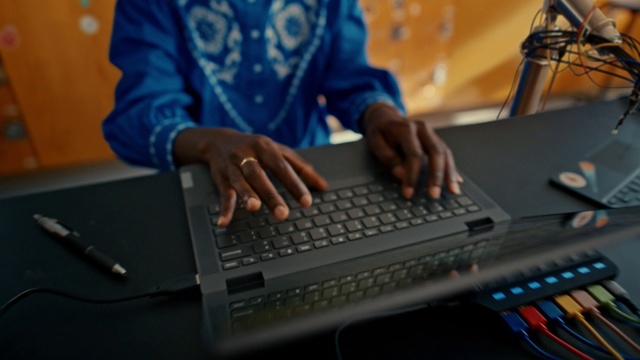 Video Reference: Computer, Hand, Personal computer, Netbook, Peripheral, Input device, Laptop, Touchpad, Space bar, Electronic instrument