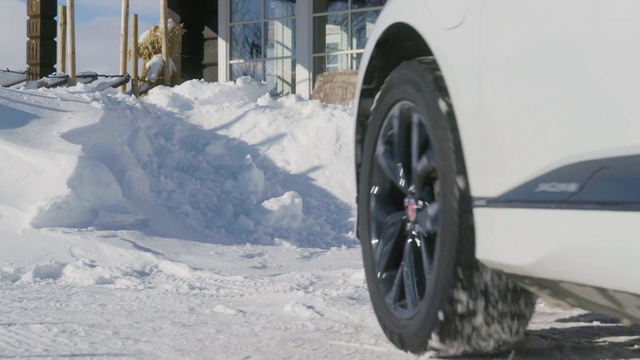 Video Reference: Wheel, Tire, Vehicle, Automotive tire, Tread, Snow, Automotive design, Hubcap, Motor vehicle, Alloy wheel