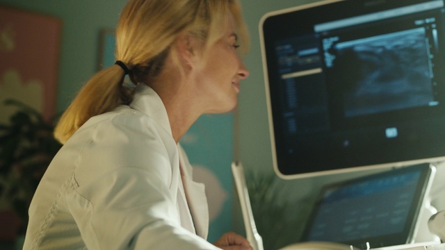 Video Reference: Computer, Gadget, Communication Device, Electronic device, Event, Job, Display device, Hearing, White-collar worker, Multimedia