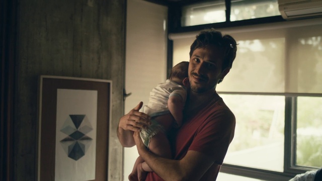 Video Reference: Shoulder, Flash photography, Gesture, Elbow, Happy, Window, Beard, T-shirt, Event, Picture frame