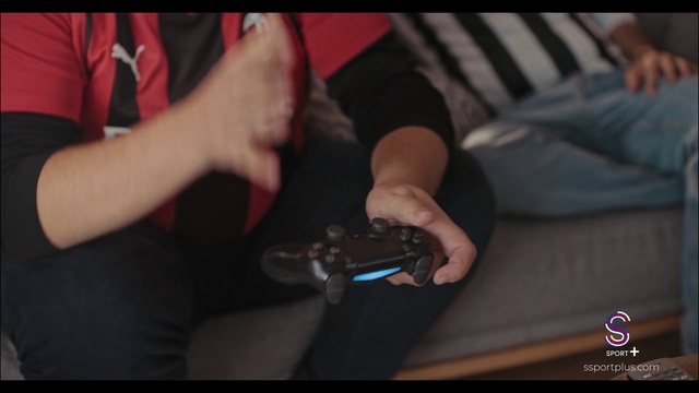 Video Reference: Sleeve, Gesture, Finger, Elbow, Nail, Wrist, Gadget, Audio equipment, Thumb, Flash photography