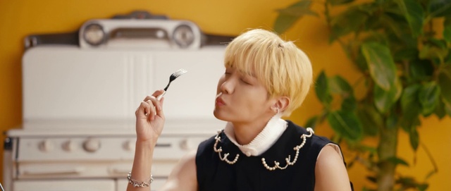 Video Reference: Hair, Lip, Hairstyle, Photograph, Eyebrow, White, Eyelash, Gesture, Dress, Wheel