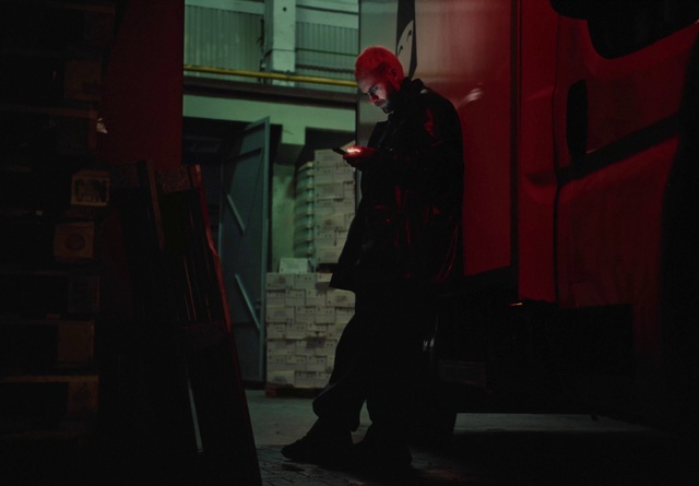 Video Reference: Entertainment, Event, Performing arts, Darkness, Room, Fashion design, Carmine, Performance art, Fictional character, Street