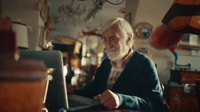 Video Reference: Personal computer, Computer, Laptop, Musician, Audio equipment, Event, Music, Beard, Desk, Fun
