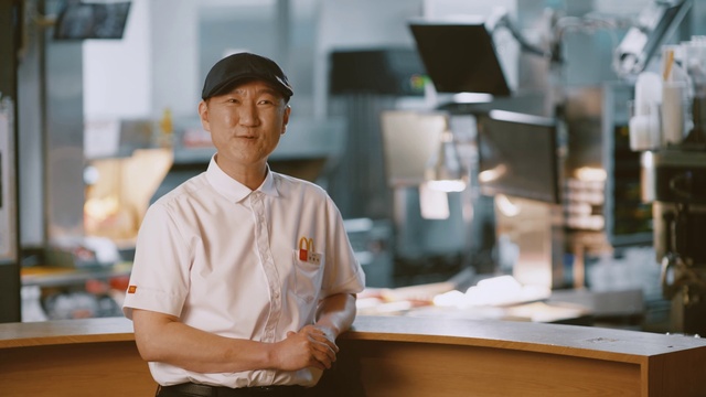 Video Reference: Dress shirt, Sleeve, Chef, Collar, Cooking, Engineering, Cap, White-collar worker, Chefs uniform, Cook