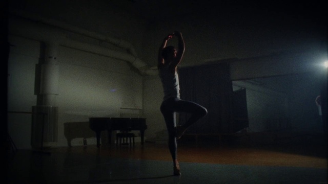 Video Reference: Flash photography, Human body, Grey, Athletic dance move, Knee, Performing arts, Entertainment, Thigh, Dance, Tints and shades