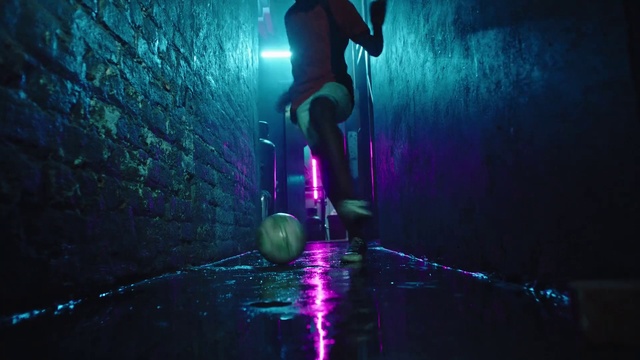 Video Reference: Water, Blue, Flash photography, Purple, Underwater diving, Entertainment, Performing arts, Electric blue, Recreation, Darkness