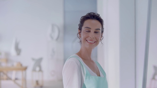 Video Reference: Smile, Shoulder, Flash photography, Neck, Sleeve, Happy, Eyelash, Street fashion, Fashion design, Long hair