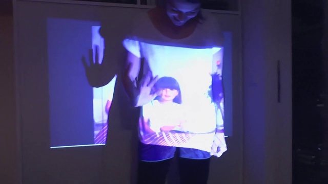 Video Reference: Blue, Purple, Gesture, Violet, Display device, Performing arts, Magenta, Gadget, Entertainment, Technology