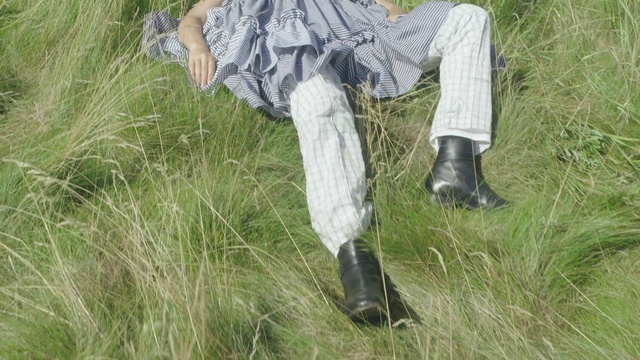 Video Reference: Shoe, Leg, People in nature, Plant, Thigh, Grass, Grassland, Knee, Grass family, Foot