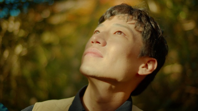Video Reference: Forehead, Nose, Cheek, Lip, Flash photography, Jaw, Neck, Gesture, Happy, Eyelash