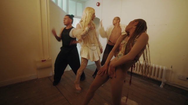 Video Reference: Flash photography, Gesture, Entertainment, Flooring, Performing arts, Thigh, Fashion design, Event, Choreography, Fun