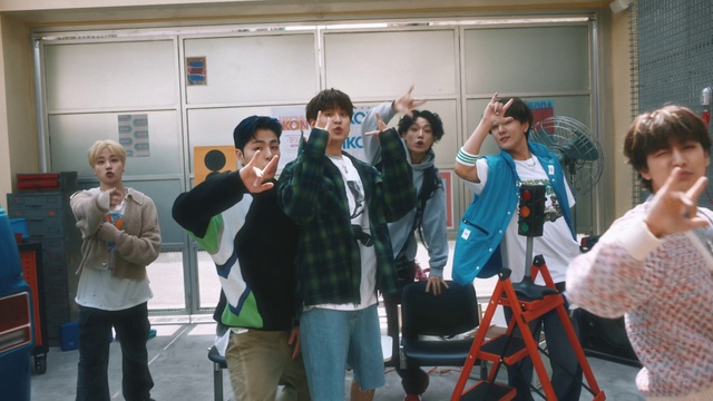 Video Reference: Jeans, Trousers, Smile, Luggage and bags, Event, Recreation, Bag, Team, Fun, Costume