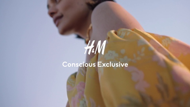 Video Reference: Neck, Sleeve, Flash photography, Gesture, Happy, Elbow, Sky, Trunk, Jewellery, Street fashion