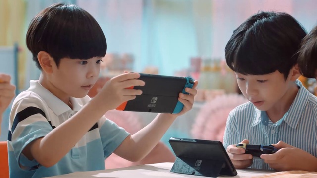 Video Reference: Hand, Arm, Photograph, Table, Communication Device, Mobile phone, Finger, Sharing, Gadget, Tablet computer