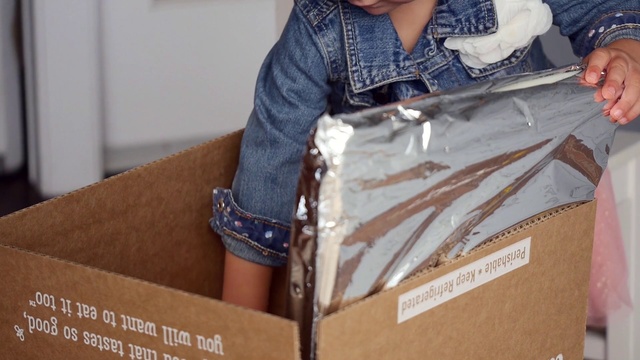 Video Reference: Sleeve, Packing materials, Wood, Bag, Electric blue, Packaging and labeling, Font, Carton, Brand, Fashion accessory