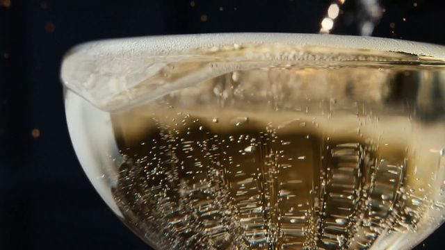 Video Reference: Liquid, Stemware, Water, Drinkware, Automotive lighting, Barware, Fluid, Glass, Transparent material, Drink