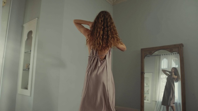 Video Reference: Shoulder, Sleeve, Waist, Grey, Fashion design, Tints and shades, Long hair, Ceiling, Blond, Brown hair