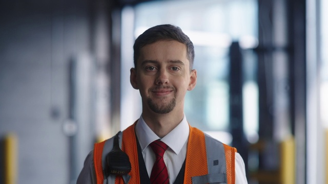 Video Reference: Hair, Dress shirt, Smile, Sleeve, Flash photography, Gesture, Collar, Street fashion, Tie, Blazer