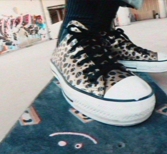 Video Reference: Shoe, Walking shoe, Outdoor shoe, Floor, Flooring, Sportswear, Sneakers, Skate shoe, Human leg, Electric blue