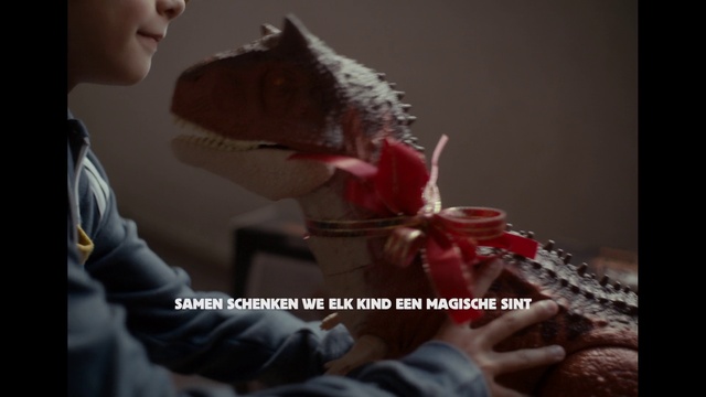 Video Reference: Organism, Gesture, Finger, Flash photography, Event, Happy, Fashion design, Nail, Fashion accessory, Carmine